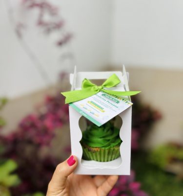 Caja de cupcakes personalizados con decoración en buttercream, ideales para eventos corporativos o regalos empresariales.