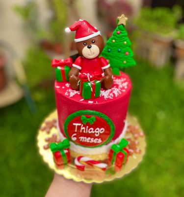 Torta navideña decorada en fondant con un tierno diseño de osito.