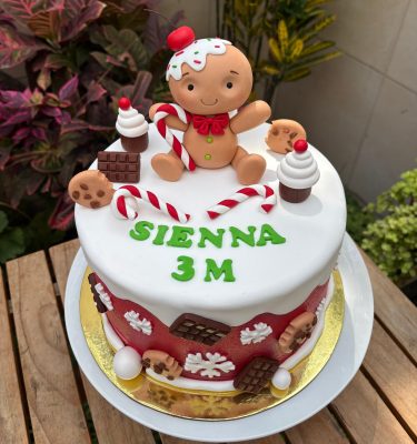 Mini torta navideña decorada en fondant con un tierno hombrecito de jengibre.