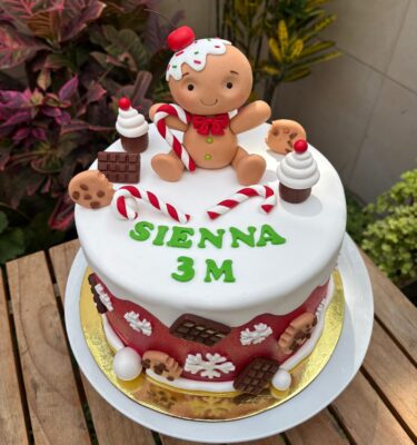 Mini torta navideña decorada en fondant con un tierno hombrecito de jengibre.