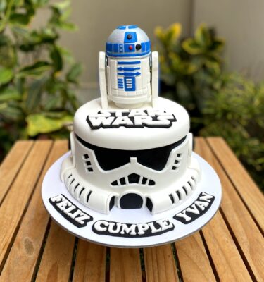 Torta de un piso con forma de Stormtrooper y figura de R2-D2 en fondant en la parte superior.