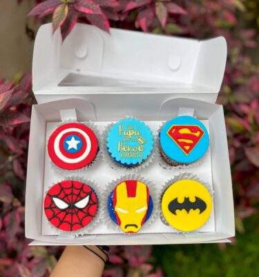 Pack de 6 cupcakes decorados con fondant en forma de superhéroes, ideales para celebrar el Día del Padre con un toque divertido y heroico.