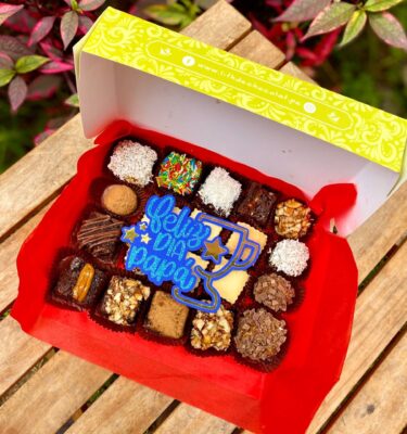 Mix Box Día del Padre con topper “Feliz Día Papá” y trofeo, selección de postres surtidos en caja elegante.