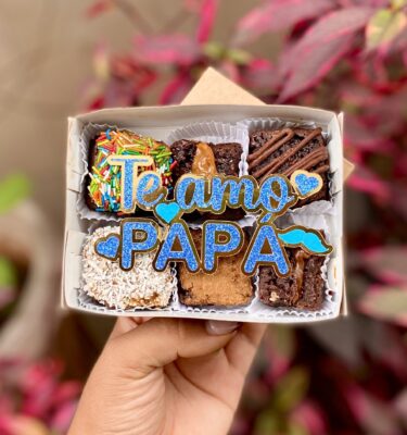 Mini six de brownies decorados con un topper que dice “Te amo, papá”, ideal como detalle dulce y emotivo para el Día del Padre.