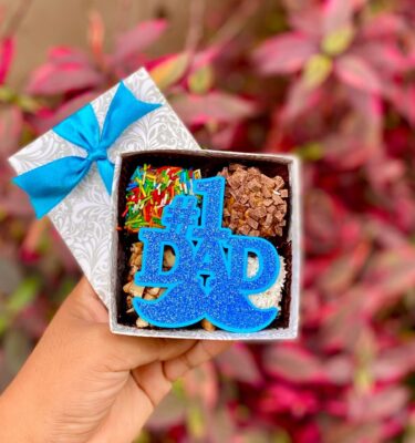 Celebra a papá con nuestros Mini Four #1 Dad, un detalle dulce hecho con fudge de chocolate, toppings irresistibles y un topper especial que dice lo mucho que lo quieres. Perfecto para regalar con cariño en su día.