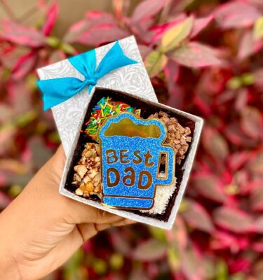 Mini four de brownies decorado con un topper en forma de vaso de cerveza con el mensaje “Best Dad”, ideal para celebrar el Día del Padre de forma dulce y divertida.