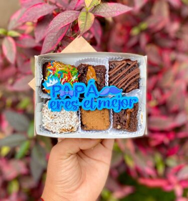 Mini six de brownies decorados con un topper que dice “Papá, eres el mejor”, acompañado de una coronita y un bigote. Ideal como detalle especial y divertido para el Día del Padre.