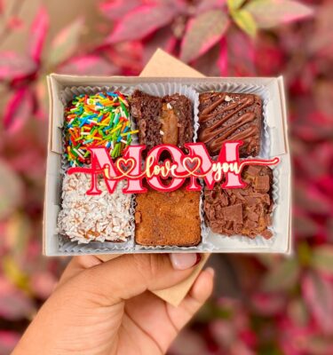 Cajita de 6 mini brownies con topper de cartulina que dice “Mom, I love you”, especial para el Día de la Madre.