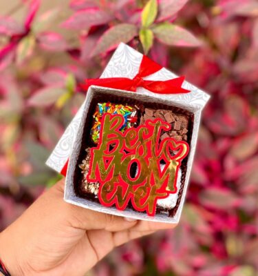 Cajita de 4 mini brownies con topper de cartulina que dice "Best Mom Ever", ideal para regalar en el Día de la Madre.