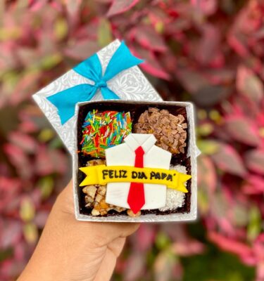 Mini brownie decorado con fondant en forma de camisa y corbata, acompañado de la frase “Feliz Día Papá”, ideal como detalle dulce para el Día del Padre.