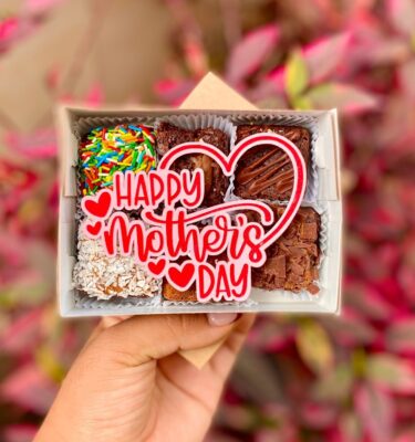Cajita de mini brownies con topper de cartulina que dice “Happy Mother’s Day”, ideal para regalar en esta fecha especial.