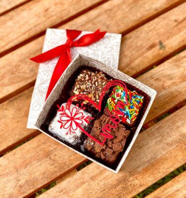 Cajita de 4 mini brownies con topper en forma de corazón con la palabra “Mom” en el borde, especial para el Día de la Madre.