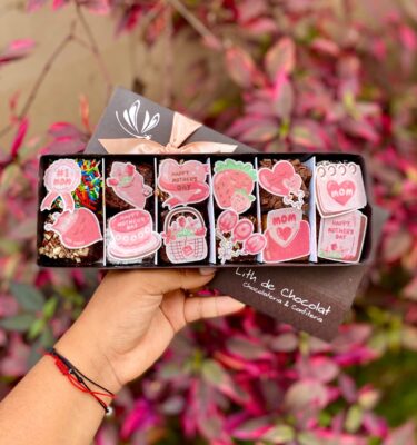 Caja vintage con 12 mini brownies decorados con toppers de papel de arroz con diseños del Día de la Madre.