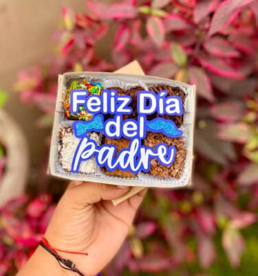 Mini Six de brownies con topper de cartulina que dice “Feliz Día del Padre”, decorado con una corbata michi y un bigote. Ideal como detalle dulce y divertido para celebrar a papá.
