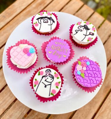 Cupcakes decorados con fondant con diseños especiales por el Día de la Madre.
