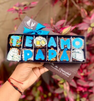 Caja vintage con 12 brownies de chocolate decorados con papel de arroz comestible con diseños temáticos por el Día del Padre y la frase “Te amo, papá”.