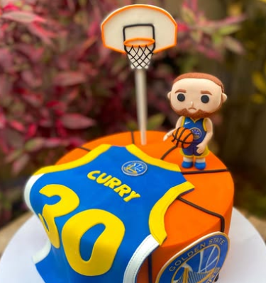 Torta decorada en fondant con temática de baloncesto. Incluye una figura de Stephen Curry en fondant y su camiseta número 30 como parte de la decoración.