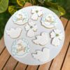 Galletas decoradas con temática de bautizo: palomas blancas, cruces y detalles religiosos en glaseado.