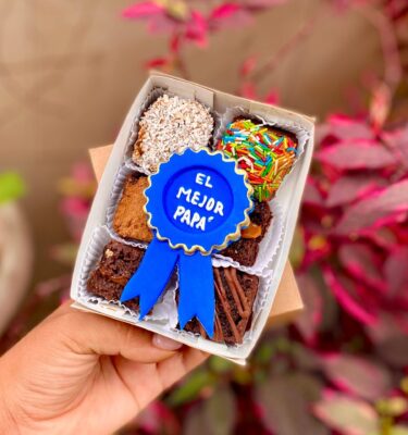 Mini Six de brownies decorados con fondant en forma de medalla, con la frase “El Mejor Papá” en el centro. Ideal como regalo dulce y simbólico para el Día del Padre.