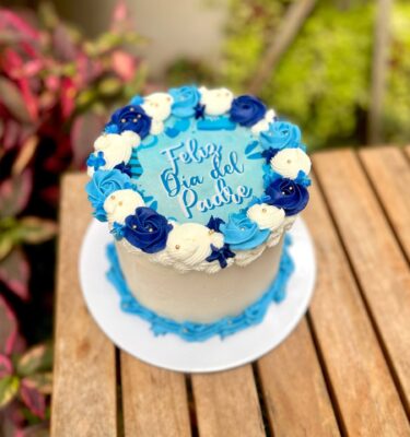 Burncake por el Día del Padre en tonos blanco, celeste y azul, con cubierta que se quema para revelar un mensaje sorpresa.