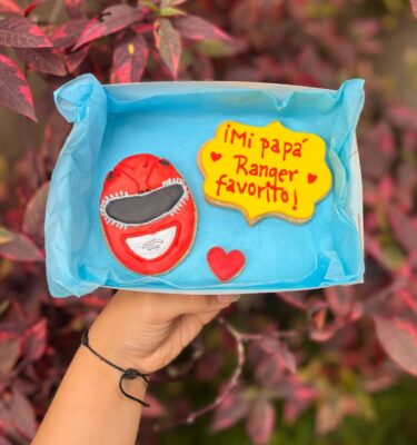 Dúo de galletas decoradas: una con la cara del Power Ranger rojo y otra con la frase “Mi papá Ranger favorito”.