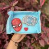 Dúo de galletas decoradas: una con la figura de Spider-Man y otra con la frase “Eres mi héroe”.