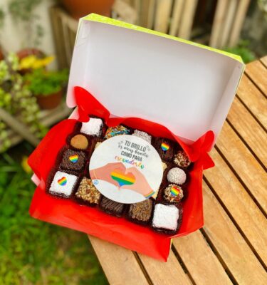 Mix Box Colores con topper de papel de arroz y corazones de fondant con los colores de la bandera Pride.