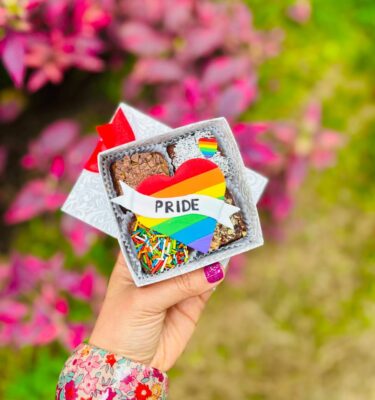 Caja con 4 mini brownies decorados con un topper de fondant en forma de corazón con los colores del Pride y un banner que dice "Pride"