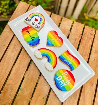 Celebra con orgullo, dulzura y mucho color con nuestro Pack de Galletas Pride, una colección de 6 galletas decoradas con frases poderosas y diseños vibrantes inspirados en la bandera del arcoíris.