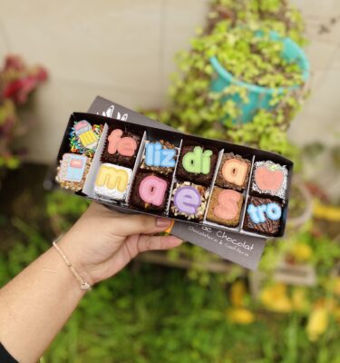 Una caja con sabor a gratitud Nuestra edición vintage por el Día del Maestro viene con 12 brownies decorados con papel de arroz y el mensaje “Feliz Día Maestro”. ¡Un detalle elegante y lleno de cariño!