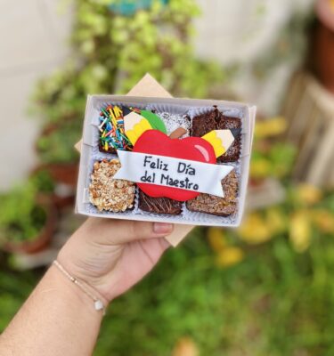 Un detalle clásico, simbólico y delicioso. Nuestro Mini Six por el Día del Maestro viene con una manzana en fondant, el mensaje “Feliz Día del Maestro” y dos lápices decorativos que lo hacen aún más especial. ¡Un regalito con mucho cariño para agradecer enseñando con sabor!