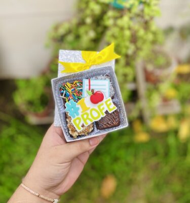 Un detalle dulce para quienes nos enseñan con el corazón. Nuestro mini four de brownies por el Día del Maestro viene con decoraciones en fondant: una manzanita, un cuaderno y el clásico #1 profe