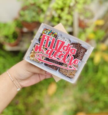 Un detallito que dice gracias con sabor. Nuestro Mini Six “Lapicito” trae 6 brownies con un topper de cartulina que incluye un lápiz y el mensaje “Feliz Día Maestro”. ¡Ideal para sorprender a ese profe que siempre da lo mejor!
