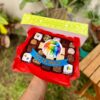 Mix Box con brownies, trufas y alfajores decorados con topper de fondant que muestra una boca mordiendo el labio con los colores de la bandera Pride y un banner que dice "Mes del Orgullo".