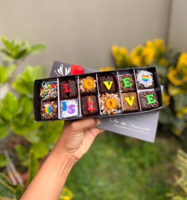 Celebra con orgullo, dulzura y mucho amor con nuestra Caja Vintage “Love is Love”, una edición especial creada para rendir homenaje a la diversidad y al amor sin etiquetas.