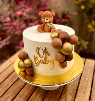 Torta revelación con osito, topper “Oh Baby” y decoración en tonos marrón y dorado