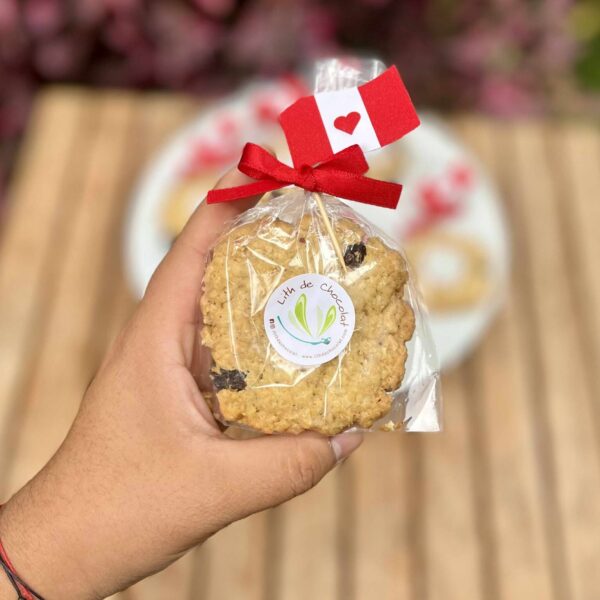 Galletas de avena empaquetadas individualmente, decoradas con una banderita del Perú en la parte superior, ideales para celebrar Fiestas Patrias.