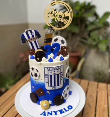 Torta de Alianza Lima con escudo, camiseta, topper “Happy Birthday”, alfajores con pelota de fútbol, golosinas y mini botella de whisky.