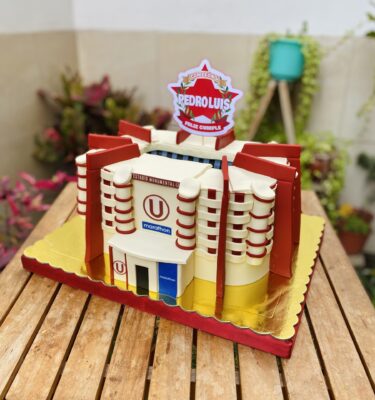 Torta en forma del Estadio Monumental de Lima, decorada con detalles que recrean su arquitectura, tribunas y campo de juego.
