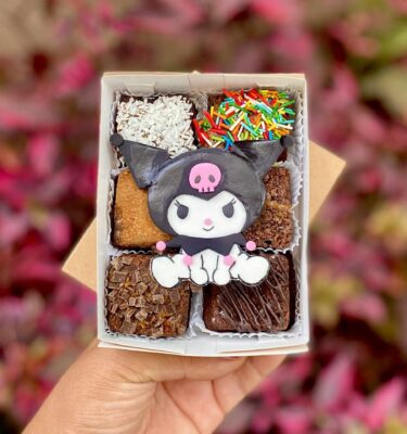 Mini six de 6 brownies de chocolate decorados con fondant de Kuromi, ideal para celebrar el Día del Niño con dulzura y estilo kawaii.