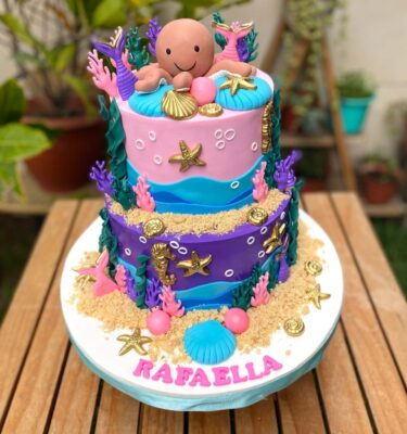Torta temática de sirena, forrada en fondant con acabados marinos, decorada en la cima con cola de sirena o pulpo, según elección.