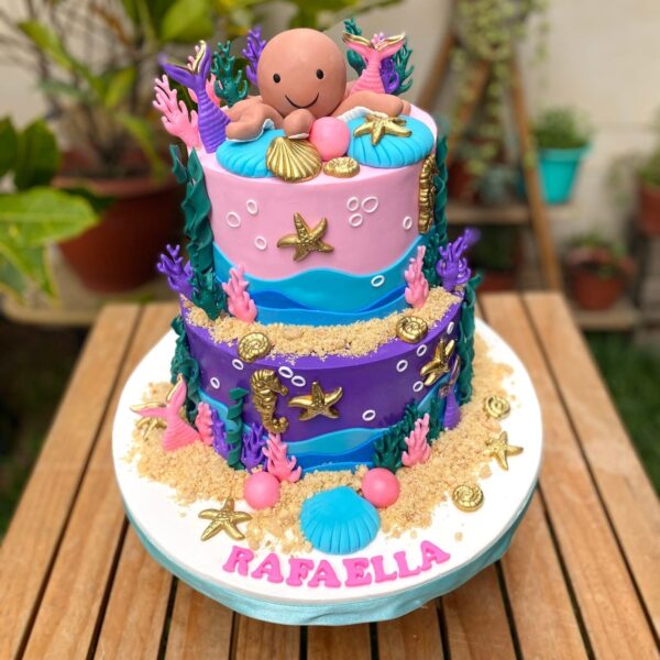 Torta temática de sirena, forrada en fondant con acabados marinos, decorada en la cima con cola de sirena o pulpo, según elección.