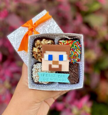 Mini four con 4 brownies de chocolate, decorados con fondant temático de Minecraft, ideales para celebrar el Día del Niño.
