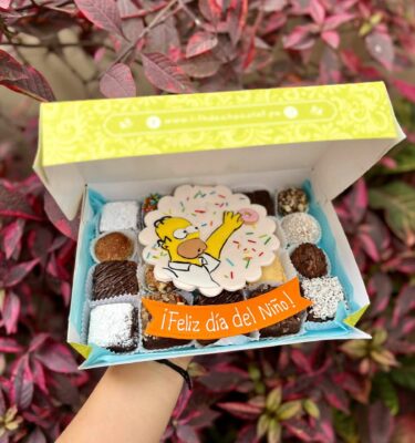 Mix Box con trufas, brownies y alfajores decorados con fondant de Homero Simpson y un banner que dice ‘Feliz Día del Niño’