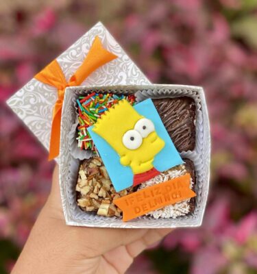 Mini four con 4 brownies de chocolate, decorados con fondant temático de Bart Simpson, ideal para celebrar el Día del Niño