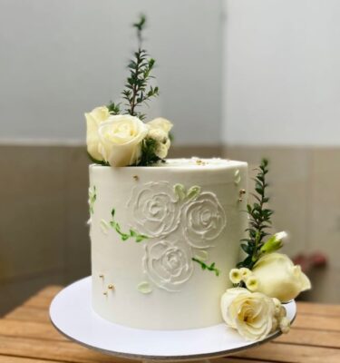 Un toque de elegancia en cada detalle… 🌿✨ Nuestra torta de bodas combina la pureza de las rosas blancas, el aroma fresco de las hierbas y delicadas rosas 2D en crema, para que tu día especial sea tan hermoso como su sabor.