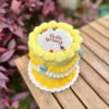 Un burncake decorado en tonos amarillos, con detalles florales que celebran la llegada de la primavera. Al encenderlo, revela un mensaje oculto lleno de color y alegría.
