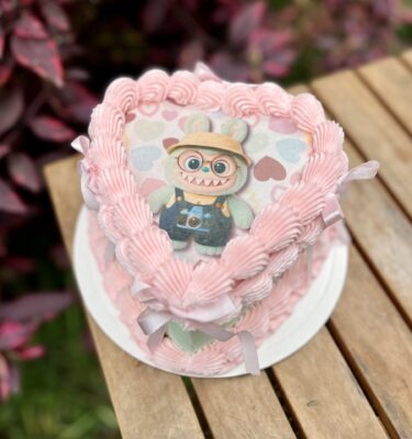 burncake de labubu en forma de corazón, con lazos de tela y buttercream.