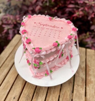 burncake decorado con rositas en buttercream, lazos de tela y buttercream.