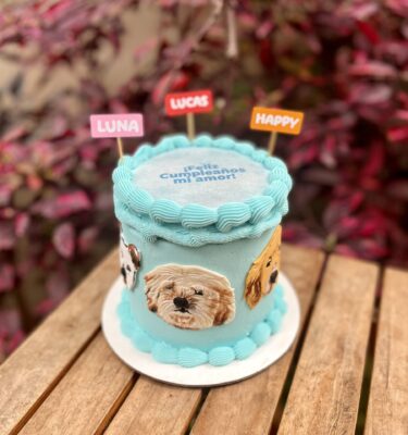 Burncake con retrato de perritos, toppers de cartulina y buttercream.